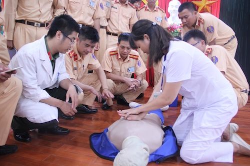 Tập huấn sơ cứu thương cho cảnh sát giao thông ảnh 2